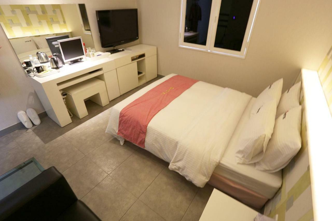 Q Hotel Paju Bagian luar foto